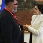 Karol Cariola Instagram – 🔴 Reunión con la Central Unitaria de Trabajadores🤝🏼

Hoy junto al presidente de la Comisión del Trabajo, Luis Cuello, y el diputado Boris Barrera, integrante de la Comisión de Hacienda, recibimos a la directiva de la Central Unitaria de Trabajadores @cutdechile, encabezada por su presidente, David Acuña. 

👉🏼Durante la reunión pudimos escuchar y dialogar sobre el acuerdo al que se llegó con el Gobierno sobre negociación ramal, reactivación del bolsillo electrónico, estabilización de la parafina y reajuste del sueldo mínimo. 

👉🏼Es fundamental la opinión de la CUT y fortalecer nuestro trabajo conjunto con la sociedad civil en los procesos legislativos, poniendo siempre como prioridad mejorar la vida de las chilenas y chilenos.