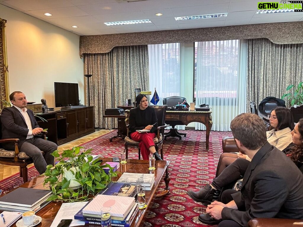 Karol Cariola Instagram - 🔴1ER SINDICATO DE TRABAJADORAS PORTUARIAS DE CHILE 👏🏼 Hoy junto al diputado y presidente de la comisión de Trabajo, @luiscuellodiputado , nos reunimos con la directiva del primer Sindicato de Trabajadoras Portuarias del país y el único de la región de Valparaíso, de la empresa Ultraport. 🌊🚢 👉🏼 Instancia en la que pudimos conocer y escuchar algunas de sus principales demandas, en torno a las dificultades que enfrentan en el sector portuario debido a la discriminación y la falta de capacitaciones en materia de género. Nos pusimos a disposición para trabajar de forma conjunta y poder abordar estas problemáticas desde lo legislativo. 🙌🏼