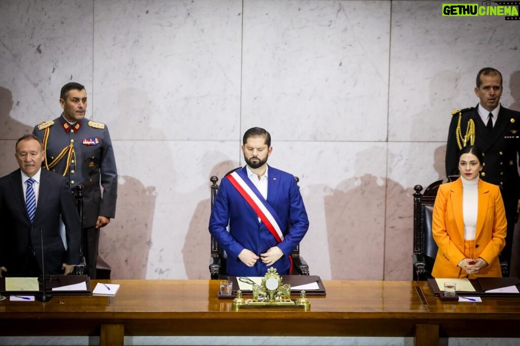 Karol Cariola Instagram - #CuentaPúblicaPresidencial 🇨🇱 Hoy recibimos al Presidente de la República @gabrielboric en el Salón de Honor de nuestro Congreso Nacional junto al @senadorjosegarciaruminot como anfitriones de esta tercera Cuenta Pública del @gobiernodechile ☝🏽 En su discurso, el presidente ha dado cuenta de políticas públicas aprobadas en la Cámara de Diputadas y Diputados y en el Senado, como la Ley de 40 horas laborales, el aumento del Salario Mínimo y la Ley de Pago de Pensiones de Alimentos, que impactan positivamente y de manera directa en la vida cotidiana de las familias de nuestro país. Aún queda mucho por hacer, por eso como Congreso concordamos prioridades en seguridad pública y económica, pero también en materia social. Valoro lo anunciado por el presidente en respuesta a demandas históricas de derechos sociales en materia de salud integral, equidad salarial, pensiones, educación, cuidados, derechos de las mujeres, inicio del sistema nacional de cuidados, entre otros… 📸 Bajo el lente de @pablo_ovalle_isasmendi