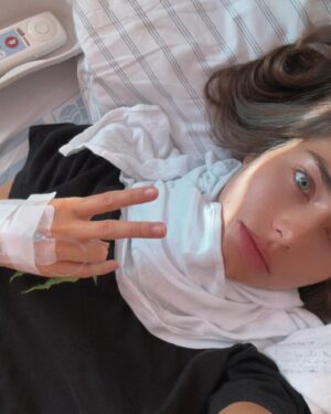 Karolína Kokešová Instagram - Někdy se v životě nedějí věci podle našich představ a plánů. Aneb jak říká - ,,Když chcete Boha rozesmát, řekněte mu o svých plánech” 😄🙏. Každopádně i ty negativní věci co se nám dějí jsou součást naší cesty, seberůstu a uvědomění si v mnoha směrech. Touhle dobou jsem měla být někde v Tanzanii a za pár dní si plnit sen a lézt na Kilimanjaro, ale osud tomu chtěl jinak. Nejdřív by se člověk vztekal a byl naštvaný. Ale velmi osvobozující pocit je umět věci přijmout, tak jak jsou. Kolikrát je zbytečné se nad věcmi trápit, držet v sobě vztek a vysílat do světa zbytečnou negativitu. Škodíme tím akorát sami sobě. Odpuštění a přijmutí věcí a okolností, tak jak jsou je velmi osvobozující. Proto nikdy nelpěme na věcech a negativních pocitech. Nikdy nevíme co bude zítra, jestli to není náš poslední den. Mysleme na sebe, pomáhejme si. Mysleme na naše zdraví, protože bez něho všechna sranda vždy končí a člověk si pak vždy uvědomí jaké blbosti během života řeší, že nic vlastně není tak důležité jako být zdravý a mít lidi na které se můžeš spolehnout. Je to dar a važme si ho ❤️
PS: Děkuji za všechny milé zprávy, jsem v pořádku, po operaci krčních mandlí, už mi bylo líp, ale bojuji, jako vždy💪, vše je to v hlavě a já vidím v brzké době naštěstí cestu ven a nakopu ty bakterie do zadku 😉👊 
Na všechno ostatní bude času a příležitostí přece dost, žijme tady a teď, život je dar ✨💝 #thankyou #děkuji  Btw. mám fakt sexy pedikúru🤣👍