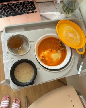Karolína Kokešová Instagram - Někdy se v životě nedějí věci podle našich představ a plánů. Aneb jak říká - ,,Když chcete Boha rozesmát, řekněte mu o svých plánech” 😄🙏. Každopádně i ty negativní věci co se nám dějí jsou součást naší cesty, seberůstu a uvědomění si v mnoha směrech. Touhle dobou jsem měla být někde v Tanzanii a za pár dní si plnit sen a lézt na Kilimanjaro, ale osud tomu chtěl jinak. Nejdřív by se člověk vztekal a byl naštvaný. Ale velmi osvobozující pocit je umět věci přijmout, tak jak jsou. Kolikrát je zbytečné se nad věcmi trápit, držet v sobě vztek a vysílat do světa zbytečnou negativitu. Škodíme tím akorát sami sobě. Odpuštění a přijmutí věcí a okolností, tak jak jsou je velmi osvobozující. Proto nikdy nelpěme na věcech a negativních pocitech. Nikdy nevíme co bude zítra, jestli to není náš poslední den. Mysleme na sebe, pomáhejme si. Mysleme na naše zdraví, protože bez něho všechna sranda vždy končí a člověk si pak vždy uvědomí jaké blbosti během života řeší, že nic vlastně není tak důležité jako být zdravý a mít lidi na které se můžeš spolehnout. Je to dar a važme si ho ❤️
PS: Děkuji za všechny milé zprávy, jsem v pořádku, po operaci krčních mandlí, už mi bylo líp, ale bojuji, jako vždy💪, vše je to v hlavě a já vidím v brzké době naštěstí cestu ven a nakopu ty bakterie do zadku 😉👊 
Na všechno ostatní bude času a příležitostí přece dost, žijme tady a teď, život je dar ✨💝 #thankyou #děkuji  Btw. mám fakt sexy pedikúru🤣👍