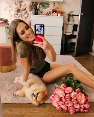 Karolína Kokešová Instagram - 28 let - 28 růží…a tak si říkám, že to mají Ti chlapi docela na nic. Je to drahej špás to stárnutí 🤣🌹💓 #birthdaygirl #motorola #bendyourlimits #razr40ultra #ad