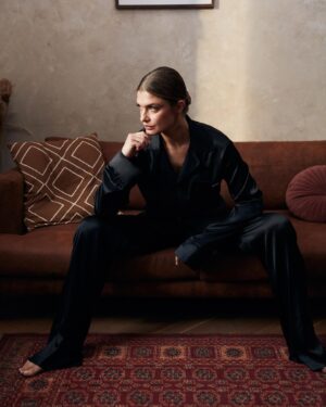 Karolina Muller Instagram - 100% natural silk only…
Oh it’s Friday and I’m looking forward to the weekend @bilquis_love  Photo credit @gosiablasiak_  Makeup & Hair @by_catnel #advertisement #adcampaign #luxuryfashion #luxurystyle #eleganceisanattitude #bilquis #bilquislove #silk #silksuit #madeinpoland #madeinpolandwithlove #celebfashion #celebstyle #moda #polskakobieta #polskamarka #wspierampolskiemarki #ootdfashion #ootdinspiration #photography #photooftheday #pjparty #naturalelegance #naturalbeauty #brandambassador #celebrity #model #actress #karolinamuller #karolinamullerofficial @karolinamullerofficial