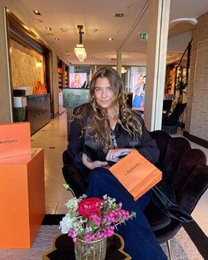 Karolina Muller Instagram - What’s better way to start the weekend than to get the best SPA treatments at the Temple of Beauty in Geneva, Switzerland 🇨🇭 one of my most favorite places in town 🇨🇭 @l_raphael  Thank you for being wonderful! ♥️♥️♥️ @ronit_raphael ♥️♥️♥️ @saburnet_collection #travelgram #geneva #citygram #cityguide #bestoftheday #lraphael #oxygenfacial #oxyglow #spaday #hairtransformation #bestdestinations #instadaily #fridayvibes #fridaymood #instagood #actorslife #actresshot #actresslife #celebritynews #celebstyle #citygirl #explorer #trendalert #trendingnow #actress #model #celebrity #karolinamuller #karolinamullerofficial @karolinamullerofficial