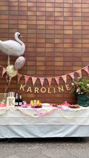 Karoline Herfurth Instagram - 40. Jetzt geht‘s los, hab ich gehört. ✨

Danke für Eure lieben Glückwünsche 💕