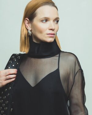 Karoline Herfurth Instagram - Out now.. 💛 Danke @fogs_magazin 💛 
Editorial for @fogs_magazin 
Photographer: @annewilk 💕
Produktion: @_anitabauer_ 
Styling: @leenazimmermann 💝
Hair & Make Up: @steffiwillmann 💘
Interview: @anja_woertge 
Location: @soberlin.das.stue 
Video: @lauralindenmann