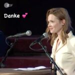 Karoline Herfurth Instagram - Danke an den #clubderfilmjournalistenberlin für diese Ehre! 💕 ✨Danke für den #ernstlubitschpreis 💕 ✨Danke für den schönen Abend und die Wahnsinnstorte!! 💕✨ Sichtbarkeit. Nicht für mich, sondern für Frauengeschichten und Frauenerfolge. Das bedeutet mir dieser Preis. 💕✨ Danke an das @zdfmediathek für das Bildmaterial! 💕 @wunderschoen_film #einfachmalwasschönesfilm ✨💕