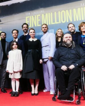 Karoline Herfurth Instagram - Die Gang feiert #einemillionminutenfilm 🤍✨
Ab 1. Februar im Kino
.
.
.

Fotos: @jonashuckstorf