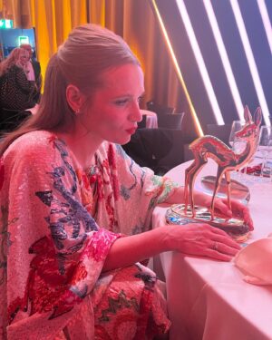 Karoline Herfurth Instagram - Bambi Moments 💫
.
.
.

Fotocredit 1.: Markus C. Hurek