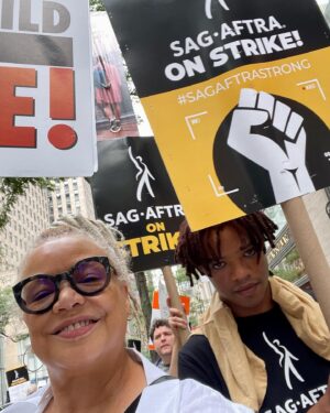 Kasi Lemmons Instagram - We out here✊🏽✊🏽👊🏽#wgastrong #sagaftra #unionstrong