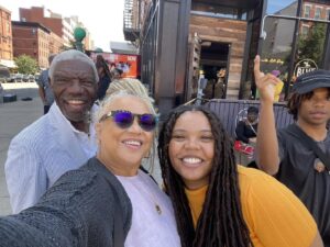 Kasi Lemmons Instagram - HAPPY FATHER’S DAY!!#juneteenth in Harlem!! 👊🏽❤️