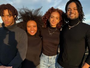 Kasi Lemmons Instagram - Tis the Season of Gratitude❤️I’m deeply grateful for the family that brings me Light, Love & Laughter. It was an amazing weekend❤️Love & Gratitude to my amazing friends, my inspiring students and colleagues and all the astoundingly talented people who’ve graced my life. I LOVE YOU❤️HAPPY HOLIDAYS!!