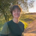 Kasia Smutniak Instagram - ‘MUR’ candidato come miglior documentario dell’anno David di Donatello 2024 . Girato in sole 2 settimane, senza una troupe, senza le telecamere professionali , da due tipe che non hanno mai fatto nulla di simile . Un po’ una pazzia . Ma come sono felice che il tempo passato a montare , rimontare , pulire , mettere apposto ogni minimo dettaglio , ha ripagato . Questa candidatura è per chi si è preso quel 100 ore di girato e non è scappato . Ilaria Fraioli , la montatrice , per prima 😂. E poi i Tecnici del suono , post produzione , color , grafiche , le musiche .. Chi ha lavorato per fare le traduzione dal polacco , dal curdo .. chi non capiva un cavolo e mi seguiva lo stesso . Zehra Dogan che ha disegnato il nostro poster sulla vecchia carina polacca , e abbiamo pianto . La pazza totale di Marella Bombini❤️ che è venuta con me , ha corso per i boschi polacchi , si emozionava a vedere i sole sorgere nelle paludi gelide del nord , con le foglie nei capelli , con il cuore pieno di paura , di speranza . Alex , il ragazzo che è venuto a fare delle dronate al confine ( un’altro pazzo ) ed si è trovato a fare l’operatore . Con il cuore in gola anche lui . E sopratutto la mia famiglia più stretta @fandango_official , le donne e gli uomini che credono in quello che fanno , perché amano davvero quello che fanno . Un sentimento contagioso che auguro ad ogni artista di provare . Il supporto e tutto . Forse avrei mollato prima . No, non è vero , non avrei mollato mai . Ma non avrei fatto un film bello, bello così . Di questo ne sono certa 🙏 Grazie @premidavid e in bocca al lupo a tutti i candidati !