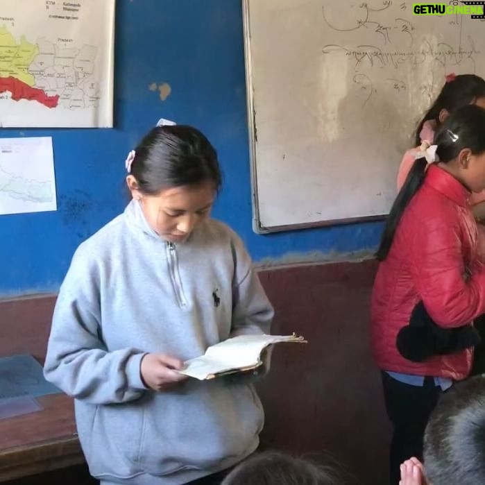 Kasia Smutniak Instagram - Quando penso , se è ancora possibile avere fiducia in un mondo migliore , penso a loro . Ai bambini che stanno crescendo insieme a me , nella scuola in cima al mondo ( 3800 mica uno scherzo ) in una regione dell’Himalaya , chiamata la Terra Del Antico Regno del Lo , oppure L’ultimo Tibet . Penso a loro ,che ogni mattina si svegliano e cominciamo la giornata meditando e pregando per il bene degli altri ( e qui la fondamentale differenza ) , per la felicità di ogni essere vivente , senza distinzioni . Il resto della giornata passano a mettere in pratica questo concetto . Passano una vita a mettere in pratica la felicità degli altri, e di consequenza , la loro . Sono nata però , nella parte del globo dove la felicità è strettamente legata al bene dell’individuo . Dove prima si pensa alla@propria , poi, se mai , a quella degli altri. È il resto del mio tempo passo e cercare a comprendere una concetto che per me , per natura , per storia , e difficile da capire . Eppure , sarebbe così semplice . Il nuovo anno accademico , nella Ghami Solar School, è appena cominciato . Bello pensare che c’è un gruppetto di esserini che meditano il bene universale senza se e senza ma ☮️🙏❤️ #ghamisolarschool #Mustang #Nepal @pietrotariconeonlus