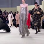 Kasia Smutniak Instagram - Oh wow ! I’m in love with this vision of space , reality and materia Thank you Lucie and Luke Meier for inviting me to be with you in all this . It was truly a wonderful and inspiring experience . Mind fricking blowing ! Che emozione poter essere parte di questa meravigliosa sfilata . Mi era capitato , anni ….beh ne avevo credo 18 o meno , di sfilare . Quindi di tempo ne è passato . Francamente , tutta la passerella l’ho fatta in apnea . A metà mi ero resa conto che ormai era tardi per respirare . Ecco come è andata @jilsander #jilsanderfw24 @meierlucie @lukemeier16