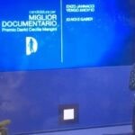 Kasia Smutniak Instagram - Sono molto emozionata per questa nomination ai @premidavid . Siamo partite con un idea ben precisa in testa , che è stata sconvolta dagli avvenimenti del momento , la guerra in Ucraina , l’impossibilità di raccontare una storia che non voleva essere raccontata, l’’emotività che ha prevalso sul racconto dei fatti .. È stato un percorso fatto di cose , grandi cose , almeno per me . Sono felice che MUR sia stato visto , ascoltato e capito da tanti . Sono stata fortunata , fin dall’inizio , di fare questo percorso con delle donne straordinarie , forti , fortissime , le donne che cercano di farsi forza a vicenda . Penso che la forza di questo racconto è proprio lì . Nella forza collettiva , che non è fatta di grandi gesti , ma di piccoli gesti quotidiani , di dubbi e incertezze , di fragilità che ci rafforzano invece che dividerci . Per me è già una vittoria . Grazie a tutte le persone che ci hanno votato fino ad ora . Comunque leggere Cacia Sbuttniak tra le cinquine dei David di quest’anno è stato un momento indimenticabile ✊✊✊✊ #MUR #murdocumentario @ziamare @if.alias @laura.paolucci_ #eleonorasavi @fandango_official #institutoluce In bocca al lupo ai tutti i candidati di quest’anno !