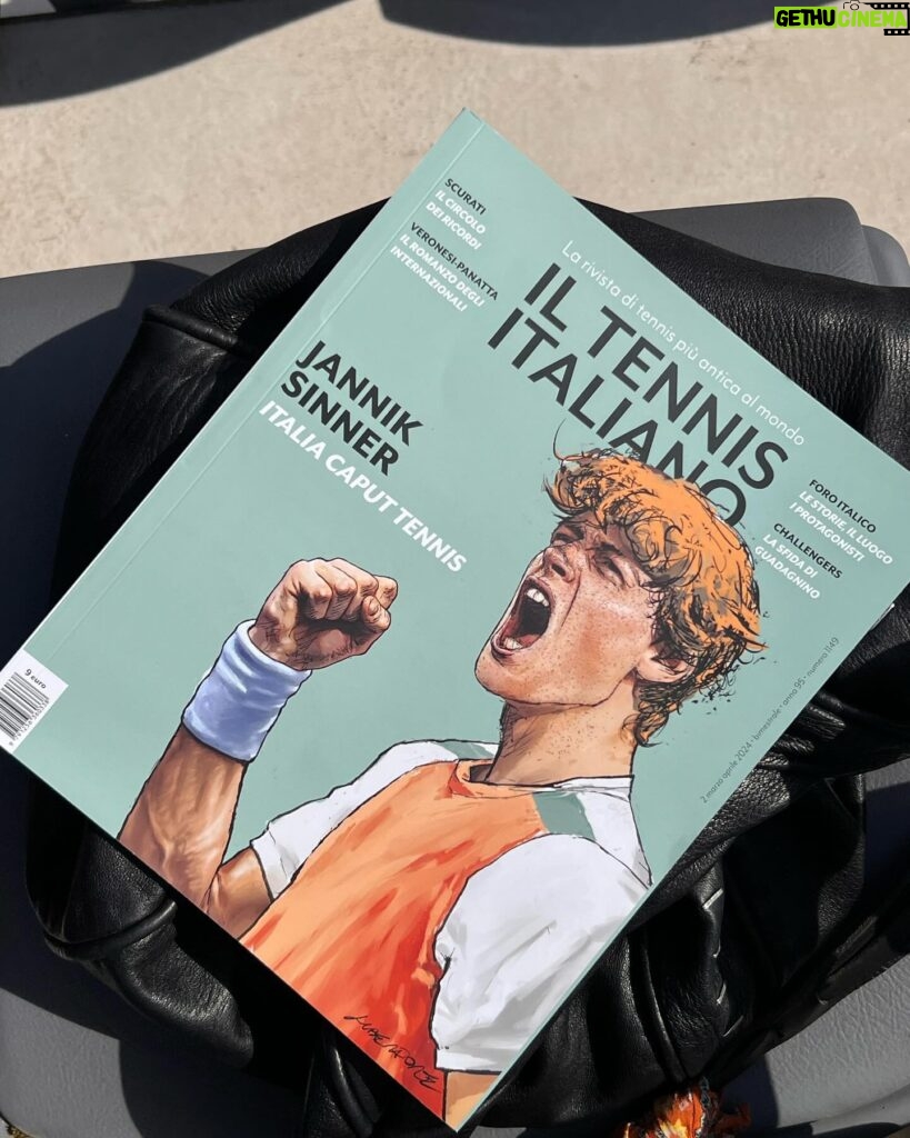 Kasia Smutniak Instagram - La copertina del secondo numero della storica rivista di tennis edita da @fandangolibri è a cura di @taninoliberatore 🔥ed è dedicata a Jannik Sinner. All’interno, oltre a due “pezzi” firmati da Antonio Scurati 👏👏👏trovano spazio gli Internazionali d’Italia, le interviste ad Adriano Panatta ( ❤️ sempre e comunque il più figo ti tutti ) Tonino Zugarelli, Flavio Cobolli e Jasmine Paolini, @valeriasolarino ( Valeria scrivi , scrivi sempre !) ci introduce alla magia del Foro Italico mentre il critico cinematografico @steve_dellacasa intervista Luca Guadagnino ( e pure Luca ci ha visto lungo 🎾) regista del film “Challengers” già campione di incassi. Per chi di tennis non capisce granché ( come me ) ma riconosce il fascino indiscutibile di uno degli sport più eleganti di sempre . @iltennisitaliano_ @fandangolibri @fandangopodcast