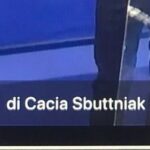 Kasia Smutniak Instagram - Sono molto emozionata per questa nomination ai @premidavid . Siamo partite con un idea ben precisa in testa , che è stata sconvolta dagli avvenimenti del momento , la guerra in Ucraina , l’impossibilità di raccontare una storia che non voleva essere raccontata, l’’emotività che ha prevalso sul racconto dei fatti .. È stato un percorso fatto di cose , grandi cose , almeno per me . Sono felice che MUR sia stato visto , ascoltato e capito da tanti . Sono stata fortunata , fin dall’inizio , di fare questo percorso con delle donne straordinarie , forti , fortissime , le donne che cercano di farsi forza a vicenda . Penso che la forza di questo racconto è proprio lì . Nella forza collettiva , che non è fatta di grandi gesti , ma di piccoli gesti quotidiani , di dubbi e incertezze , di fragilità che ci rafforzano invece che dividerci . Per me è già una vittoria . Grazie a tutte le persone che ci hanno votato fino ad ora . Comunque leggere Cacia Sbuttniak tra le cinquine dei David di quest’anno è stato un momento indimenticabile ✊✊✊✊ #MUR #murdocumentario @ziamare @if.alias @laura.paolucci_ #eleonorasavi @fandango_official #institutoluce In bocca al lupo ai tutti i candidati di quest’anno !