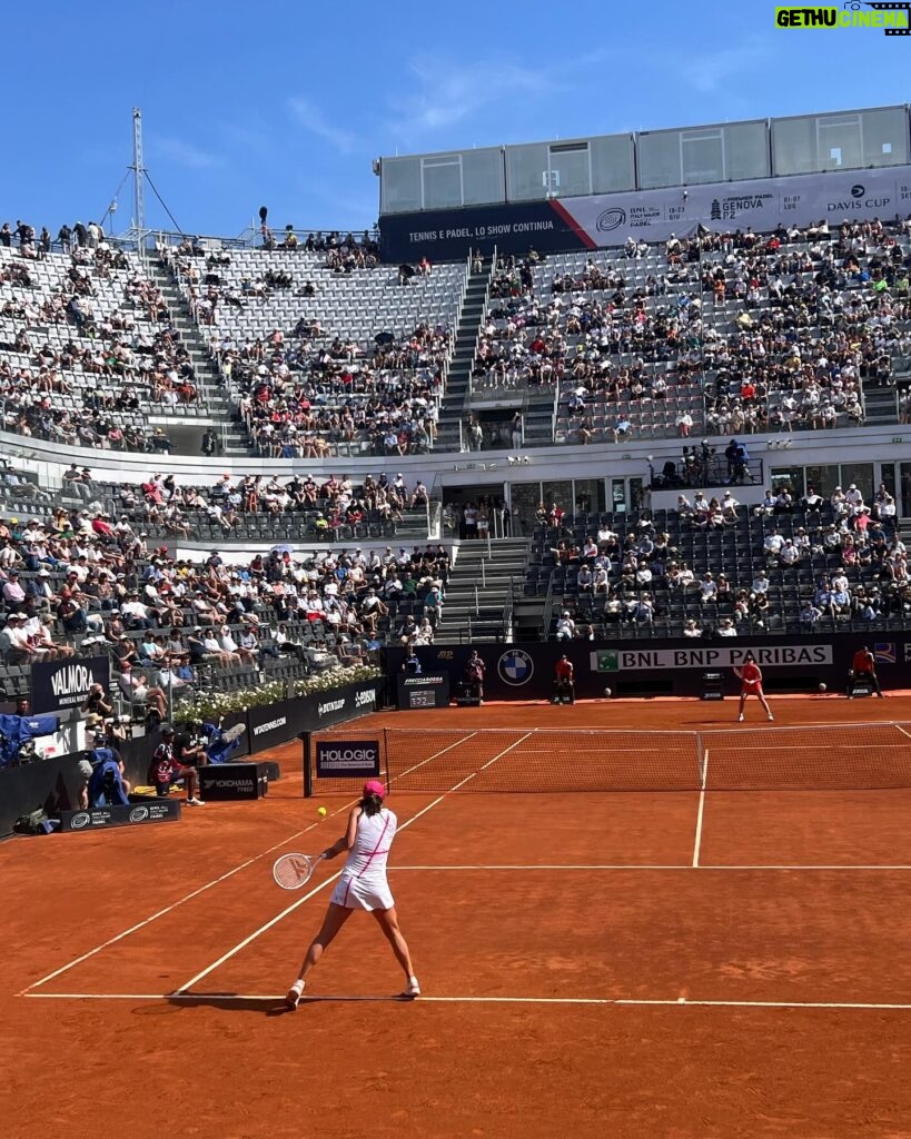 Kasia Smutniak Instagram - La copertina del secondo numero della storica rivista di tennis edita da @fandangolibri è a cura di @taninoliberatore 🔥ed è dedicata a Jannik Sinner. All’interno, oltre a due “pezzi” firmati da Antonio Scurati 👏👏👏trovano spazio gli Internazionali d’Italia, le interviste ad Adriano Panatta ( ❤️ sempre e comunque il più figo ti tutti ) Tonino Zugarelli, Flavio Cobolli e Jasmine Paolini, @valeriasolarino ( Valeria scrivi , scrivi sempre !) ci introduce alla magia del Foro Italico mentre il critico cinematografico @steve_dellacasa intervista Luca Guadagnino ( e pure Luca ci ha visto lungo 🎾) regista del film “Challengers” già campione di incassi. Per chi di tennis non capisce granché ( come me ) ma riconosce il fascino indiscutibile di uno degli sport più eleganti di sempre . @iltennisitaliano_ @fandangolibri @fandangopodcast