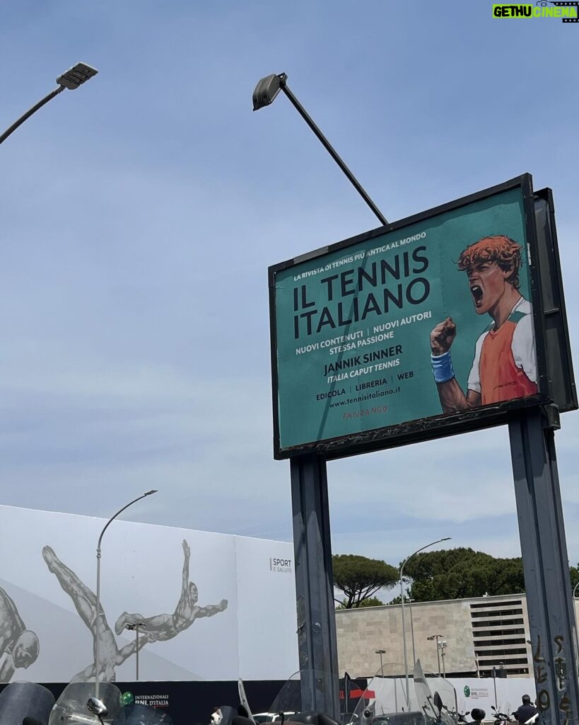 Kasia Smutniak Instagram - La copertina del secondo numero della storica rivista di tennis edita da @fandangolibri è a cura di @taninoliberatore 🔥ed è dedicata a Jannik Sinner. All’interno, oltre a due “pezzi” firmati da Antonio Scurati 👏👏👏trovano spazio gli Internazionali d’Italia, le interviste ad Adriano Panatta ( ❤️ sempre e comunque il più figo ti tutti ) Tonino Zugarelli, Flavio Cobolli e Jasmine Paolini, @valeriasolarino ( Valeria scrivi , scrivi sempre !) ci introduce alla magia del Foro Italico mentre il critico cinematografico @steve_dellacasa intervista Luca Guadagnino ( e pure Luca ci ha visto lungo 🎾) regista del film “Challengers” già campione di incassi. Per chi di tennis non capisce granché ( come me ) ma riconosce il fascino indiscutibile di uno degli sport più eleganti di sempre . @iltennisitaliano_ @fandangolibri @fandangopodcast