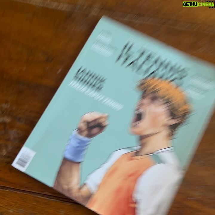 Kasia Smutniak Instagram - La copertina del secondo numero della storica rivista di tennis edita da @fandangolibri è a cura di @taninoliberatore 🔥ed è dedicata a Jannik Sinner. All’interno, oltre a due “pezzi” firmati da Antonio Scurati 👏👏👏trovano spazio gli Internazionali d’Italia, le interviste ad Adriano Panatta ( ❤️ sempre e comunque il più figo ti tutti ) Tonino Zugarelli, Flavio Cobolli e Jasmine Paolini, @valeriasolarino ( Valeria scrivi , scrivi sempre !) ci introduce alla magia del Foro Italico mentre il critico cinematografico @steve_dellacasa intervista Luca Guadagnino ( e pure Luca ci ha visto lungo 🎾) regista del film “Challengers” già campione di incassi. Per chi di tennis non capisce granché ( come me ) ma riconosce il fascino indiscutibile di uno degli sport più eleganti di sempre . @iltennisitaliano_ @fandangolibri @fandangopodcast