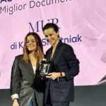 Kasia Smutniak Instagram - “MUR’ vince il Nastro d’Argento come miglior documentario !!!! “MUR’ Najlepszym Filmem Dokumentalnym Roku nagroda przyznawana przez dziennikarzy i krytyków Srebrna Wstążka ( Nastro d’Argento ) 🎉🎉🎉 Quando siamo partire con @ziamare nel marzo 22 per il confine polacco , la guerra in Ucraina era scoppiata da pochi giorni . La preoccupazione che percepivo intorno a noi era rivolta al confine ucraino , alla nostra sicurezza . Io , invece , sapevo che non sarebbe stata la guerra il mio ostacolo principale e le paure , tutte ed infinite , erano rivolte al confine a poche decine di chilometri a nord , la Bielorussia . In una zona ,dove l’accesso era vietato , le riprese impossibili e le conseguenze tutte da scoprire . Un luogo ,dove le regole della moralità su quale si basa la nostra l’intera esistenza erano saltate e purtroppo ,a distanza di 2 anni ,non è ancora cambiato nulla . Vorrei ringraziare il Sindacato Nazionale Giornalisti Italiani perché in una voce di dissenso, in un atto di disobbedienza , hanno riconosciuto un’opera d’arte. Oggi , più importante che mai * Presentato in anteprima mondiale al Toronto International Film Festival e successivamente alla Festa Del Cinema Di Roma nella sezione Special Screening, prodotto da Domenico Procacci , Laura Paolucci e Kasia Smutniak e scritto da Kasia Smutniak e Marella Bombini . Una produzione Fandango in associazione con Luce Cinecittà è una distribuzione Luce Cinecittà. * #nastridargento #nastridargento2024 #murdocumentario #documentari2024 #cinemadelreale @loropiana #loropiana #adv #mur