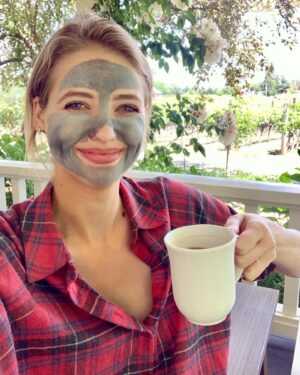Kassandra Clementi Instagram - Hey @origins how long can I keep this face mask on? 
@jtoboni is freaking out but it’s been 3 hours and I feel fine #isitsupposedtoaccentuatemycrowsfeetorgetridofthem