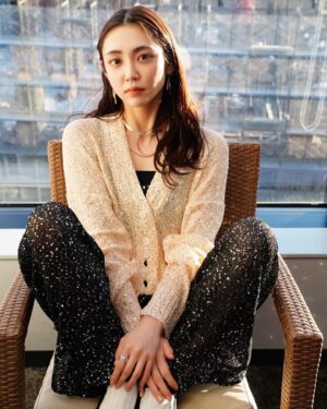 Kasumi Yamaya Instagram - ドラマ「新空港占拠」
本日1月27日22:00〜日本テレビにて第3話放送です🐔

ドラマ「彼女と彼氏の明るい未来」第3話もTVerにて配信中でございます✨

どちらも是非ご覧頂きたいです！

取材でのキラキラお洋服。凄く可愛かった✨

#山谷花純 #新空港占拠 #彼女と彼氏の明るい未来#山谷のお洒落