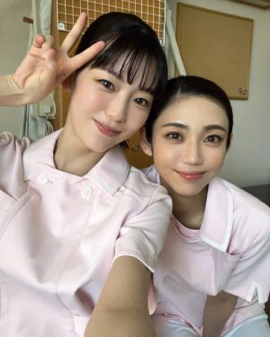 Kasumi Yamaya Instagram - アンメット ある脳外科医の日記 第8話 本日夜10:00〜フジテレビ・カンテレ系列にて放送です。是非ご覧ください。

写真は、可愛い可愛い後輩小春ちゃん役中村里帆ちゃん。
気を遣いすぎずに隣に居てくれるから心地良いのです。
残り僅かな撮影頑張ろね^ ^

#アンメットある脳外科医の日記 #アンメット 
#フジテレビ #カンテレ 
#中村里帆 #山谷花純