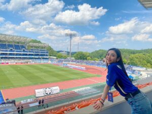 Kasumi Yamaya Instagram - @fcmachidazelvia  さんの試合を観戦して参りました。
惜しくも勝利は逃しましたが、凄く楽しい時間を過ごせました⚽️今日を機に、私も仲間に入れてください⚽️^ ^

#町田ゼルビア #町田gionスタジアム #zelvia 
#福田愛依 #山谷花純 #avex
