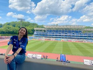 Kasumi Yamaya Instagram - @fcmachidazelvia  さんの試合を観戦して参りました。
惜しくも勝利は逃しましたが、凄く楽しい時間を過ごせました⚽️今日を機に、私も仲間に入れてください⚽️^ ^

#町田ゼルビア #町田gionスタジアム #zelvia 
#福田愛依 #山谷花純 #avex