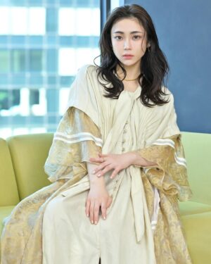 Kasumi Yamaya Instagram - ドラマ『新空港占拠』取材時スタイリング♪

今回のテーマ 「鶏」🐔
毎度無理難題に応えくださり感謝です。

次回のテーマは、何だろう。楽しみ🐔

#山谷花純 #新空港占拠#鶏 
 #高橋美咲  さん　#石川ゆうき  さん#山谷のお洒落