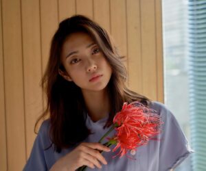 Kasumi Yamaya Instagram - 映画「夢の中」5月10日公開。
私が演じさせて頂いたアヤのビジュアル。

初のモデルを職にしてる役。
同じスタートラインに立っていた筈なのに、時を重ね歩幅のズレによりすれ違って行く男女。ごめんねっという言葉の裏側を大切に演じました。お楽しみに。

#夢の中 #山谷花純 #映画 #movie