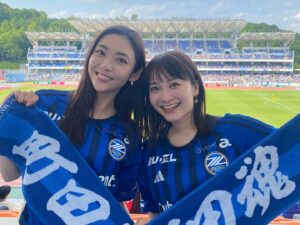 Kasumi Yamaya Instagram - @fcmachidazelvia  さんの試合を観戦して参りました。
惜しくも勝利は逃しましたが、凄く楽しい時間を過ごせました⚽️今日を機に、私も仲間に入れてください⚽️^ ^

#町田ゼルビア #町田gionスタジアム #zelvia 
#福田愛依 #山谷花純 #avex