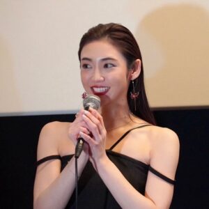 Kasumi Yamaya Instagram - 映画「夢の中」本日より大阪 扇町キネマにて上映スタートとの事です。是非劇場へ。
写真は、事務所の同い歳スタッフさん内田くんカメラ📸
日に日に腕を上げてて拍手^ ^

#夢の中 #山谷花純