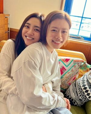 Kasumi Yamaya Instagram - アンメット ある脳外科医の日記 第5話 配信中です🌸
たくさんのコメントありがとうございます。
現場では、監督キャストそれぞれに届いた嬉しいコメントをみんなで共有してるのです。感謝です。

#アンメットある脳外科医の日記 #アンメット 
#杉咲花 #山谷花純 
#フジテレビ #カンテレ