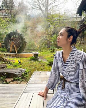 Kasumi Yamaya Instagram - 湯上がりは、汗だくですね。

写真と全く関係ないですが…

FODオリジナルドラマ「愛してるって、言いたい」第8話配信中です。是非ご覧ください。

#fodオリジナルドラマ #愛してるって言いたい 
#積善館 #山谷花純
