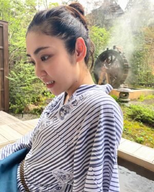 Kasumi Yamaya Instagram - 湯上がりは、汗だくですね。

写真と全く関係ないですが…

FODオリジナルドラマ「愛してるって、言いたい」第8話配信中です。是非ご覧ください。

#fodオリジナルドラマ #愛してるって言いたい 
#積善館 #山谷花純