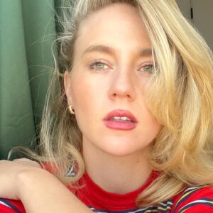 Kat Cunning Instagram - My eyes are green because I eat a lot of vegetables.
My lipstick is messy because I take curried goat very seriously. 
My hair is perfect because @ashtheresehair at @birdhousesalon is a genius. 
I’m wrapt in green velvet because a bisexual lives here. 
And it’s poppin against this lil boy red shirt 
Cus tis the season. 

Couple days till bedroom angel is in your hands are you just dyeing?!? Do you have your questions and stories prepared for the live on the 18th? 

Happy #howliGAYS

Please caption your favorite expression with a holiday thot. 🙏