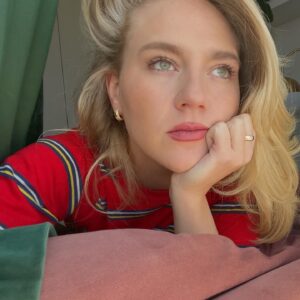 Kat Cunning Instagram - My eyes are green because I eat a lot of vegetables.
My lipstick is messy because I take curried goat very seriously. 
My hair is perfect because @ashtheresehair at @birdhousesalon is a genius. 
I’m wrapt in green velvet because a bisexual lives here. 
And it’s poppin against this lil boy red shirt 
Cus tis the season. 

Couple days till bedroom angel is in your hands are you just dyeing?!? Do you have your questions and stories prepared for the live on the 18th? 

Happy #howliGAYS

Please caption your favorite expression with a holiday thot. 🙏