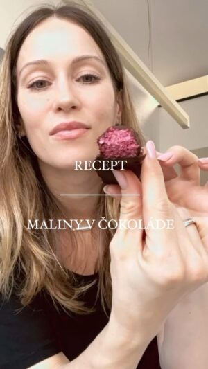 Katarína Štumpfová Instagram - RECEPT NA MALINY V ČOKOLÁDE!😋

Tento rýchly a jednoduchý dezert som spravila včera poobede, lebo som mala všetky ingrediencie doma😋 všetkým veľmi chutil!

Ingrediencie:

Mrazené maliny
Strúhaný kokos
Agáve sirup (alebo iné sladidlo)
Maslo
Čokoláda na varenie

Postup:
Maliny so sirupom rozmixujem, pridám kokos a pomiešam do hustej hmoty, naložím do formy, dám zamraziť. Po zamrazení nakrájam na kúsky a obalím v roztopenej čokoláde, osolím trochou hrubozrnnej soli.

Dám znovu na chvílu do mrazničky.

Nezabudnite si recept uložiť a posielať výtvory!

Dobrú chuť!❤️