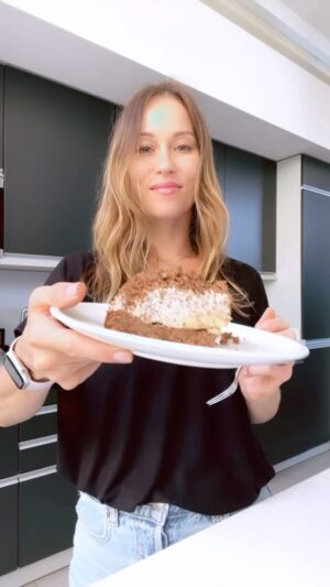 Katarína Štumpfová Instagram - RECEPT NA DOMÁCU KRTKOVU TORTU!🖤⁣
⁣
Jedna z mojich obľúbených sladkostí z tých najkvalitnejších surovín z @yemepotraviny!
⁣
Ingrediencie:⁣
⁣
Korpus⁣
4 vajcia⁣
100 g cukru⁣
1 bal vanilkového cukru⁣
130 g masla⁣
50 ml mlieka⁣
150 g celozrnnej špaldovej múky⁣ (alebo polohrubej)
50 g kakaa⁣
1 bal prášku do pečiva⁣
⁣
Krém:⁣
250 g mascarpone⁣
250 ml smotany na šľahanie⁣
250 g jemného tvarohu⁣
50 g horkej čokolády ⁣
1 bal vanilkového cukru ⁣
Vanilka
⁣
  4 banány⁣
 tortová forma s priemerom 24 cm⁣ 
⁣
Postup:⁣
⁣
Múku zmiešam s kakakom a práškom do pečiva. Maslo rozpustím, bielka s cukrom vyšľahám do tuhého snehu. Maslo vyšľahám do peny a po jednom pridávam žĺtka. Primiešam zmes múky a vlažné mlieko. Na záver zľahka primiešavam sneh. Celú hmotu nalejem do formy vystlanej papierom na pečenie a pečiem 30 min na 180 stupňoch. ⁣
⁣
Mascarpone so šľahačkou a vanilkou vyšľahám do tuhého krému a zľahka primiešavam tvaroh. Na záver ku krému primiešam nastrúhanú čokoládu.⁣
⁣
Grande finále:⁣
Na vychladenom korpuse naznačím dookola rez cca 2 cm od okraja. Lyžicou vydlabem časť korpusu, zhruba do hlbky cca 2-3 cm. Zvyšný korpus si odložím.  Banány olúpem, pozdĺžne prerežem a polovičky rozložím nahusto  na dno korpusu. Na ne nalejem krém, vytvoríme pekný kopček. Vrch posypem nahrubo rozdrobeným korpusom a zľahka pritlačím. Dám na pár hodín do chladničky a môžem podávať!⁣
 ⁣
Teším sa na vaše vytvory a nezabudnite si uložiť tento recept!😍

#yemeplnochutnepotraviny  #dlhodobaspolupraca