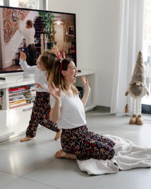 Katarína Štumpfová Instagram - Izabelka je podľa mňa ženská verzia Kevina McCallistera a každým dňom sa o tom presviedčam viac a viac 🙈😂

Ale iné som vám chcela povedať. Na eshope @astratex.czsk nájdeme supercute matchy matchy pyžamká, ako aj iné krásne spodné prádlo pre celú rodinu. A ja mám teraz pre vás zľavový kód. 

S kódom IKATKA20 získate 20% zľavu naúplne všetko (aj zlacnený tovar) do 17.12. Doprava a vrátenie zdarma, platí pre česko aj Slovensko. Ak teda zháňate last minute darček pre celú rodinu, ste na správnej adrese!

#astratexczsk #spolupraca
