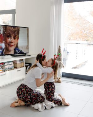Katarína Štumpfová Instagram - Izabelka je podľa mňa ženská verzia Kevina McCallistera a každým dňom sa o tom presviedčam viac a viac 🙈😂

Ale iné som vám chcela povedať. Na eshope @astratex.czsk nájdeme supercute matchy matchy pyžamká, ako aj iné krásne spodné prádlo pre celú rodinu. A ja mám teraz pre vás zľavový kód. 

S kódom IKATKA20 získate 20% zľavu naúplne všetko (aj zlacnený tovar) do 17.12. Doprava a vrátenie zdarma, platí pre česko aj Slovensko. Ak teda zháňate last minute darček pre celú rodinu, ste na správnej adrese!

#astratexczsk #spolupraca
