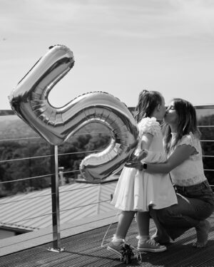 Katarína Štumpfová Instagram - Shouting out cheers for my 5 year old princess! ❤️🌈 #milujemjustaleviacaviac #familytime 

📸 one and only @klaudipoloncova