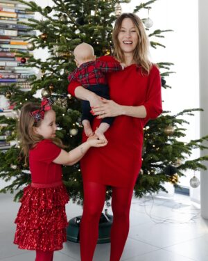 Katarína Štumpfová Instagram - Prajeme vám krásne vianoce❤️🎄 veľa lásky a zdravia fyzického aj duševného. Nech je svet krajší❤️