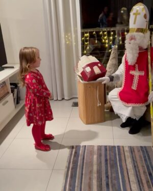 Katarína Štumpfová Instagram - Nezabudoool😀Izabelkin piaty a Brunkov prvý🎅

Naša rodinná tradícia Mikuláš v kostýme ktorý si vlastnoručne vyrobila pred rokmi naša babka Gitka a chodila robiť 🎅 deťom po celej ulici ❤️🙂 

Milujem tú detskú radosť a milujem že sa Bruno nerozplakal😀 A otázka ostáva: KDE ZASE BOL DEDO IGI???? 🤣