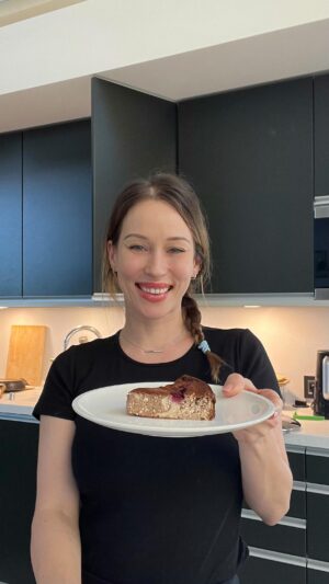 Katarína Štumpfová Instagram - RECEPT NA FIT TVAROHOVÝ KOLÁČIK!💪

Ja viem, že je január a všetci chcú chudnúť ale ja si prosto tú sladkosť neviem odoprieť…😂 takouto maškrtkou z tvarohu nič nepokazíte, u nás doma to malo veľký úspech! Všetky ingrediencie sú v top kvalite a nakúpila som ich v @yemepotraviny.❤️

Ingrediencie:

250 g jemný tvaroh
275 g hrudkovitý tvaroh (použila som slovenskú značku Zelený klátov )
4 lyžice bieleho jogurtu (tiež Zelený klátov)
3 ks vajce (Slobodné vajíčka)
1 balenie vanilkového bio pudingu
Vanilkový lusk (ak sa vám nechce rozoberať lusk, mám pre vás tip: vanilkový prášok Mill & Mortar)
2 lyžice kakaa
ovocie podľa chuti
Agáve sirup

Postup:

Najprv vymiešam tvarohy a jogurt, pridám puding v práškovej forme. Postupne primiešam vajíčka. Ochutím vanilkou a agáve sirupom. Zmes rozdelím na dve časti; do jednej nasypem kakao. Do tortovej formy nalievam postupne bielu aj hnedú vrstvu. Na záver pridám ovocie podľa chuti . Pečiem najprv 20 min na 180 a potom ešte 30 min na 150 stupňoch.

Tento koláčik je super aj na raňajky- je zdravý a ľahký a preto ho máme radi❤️ Nezabudnite si recept uložiť, vyskúšať a posielať výtvory🙂

Dobrú chuť!

#yeme #plnochutnepotraviny #spolupraca