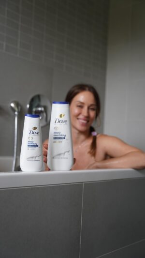 Katarína Štumpfová Instagram - Moje “all time favourites” sprchové gély @dove sú tak voňavé, že by som sa naradšej sprchovala aj 3x denne!🤩 ale nemusím, pretože zapezpečujú 24 hodinovú hydratáciu, čo je pre moju suchú pokožku veľmi dôležité. V podstate je to také telové mlieko zo sprchy!👏

Ak ste  ich ešte nevyskúšali, vďaka tejto spolupráci bude môcť 10 z vás vyhrať balíček 3 sprchovacích gélov! Stačí ak do komentára napíšete mená 2 osôb, s ktorými sa o balík podelíte😊

Za 7 dní vyhlásime 10 víťaziek/víťazov.

Tieto produkty nájdete napríklad aj v DM drogérii.😊

PRAJEM VÁM VOŇAVÉ LETO!

#dove  #DoveAdvancedCare
#DovePartner
#platenaspolupraca