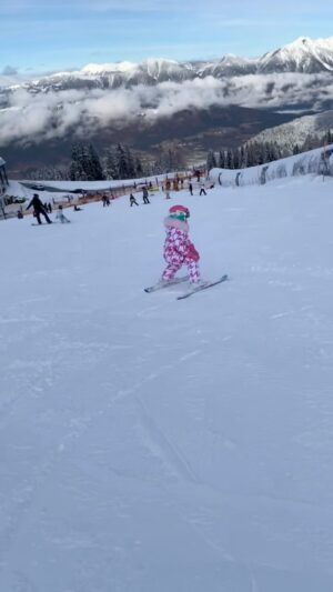 Katarína Štumpfová Instagram - Malá strela na svahu🥰 #littleskier #poivreblanckids